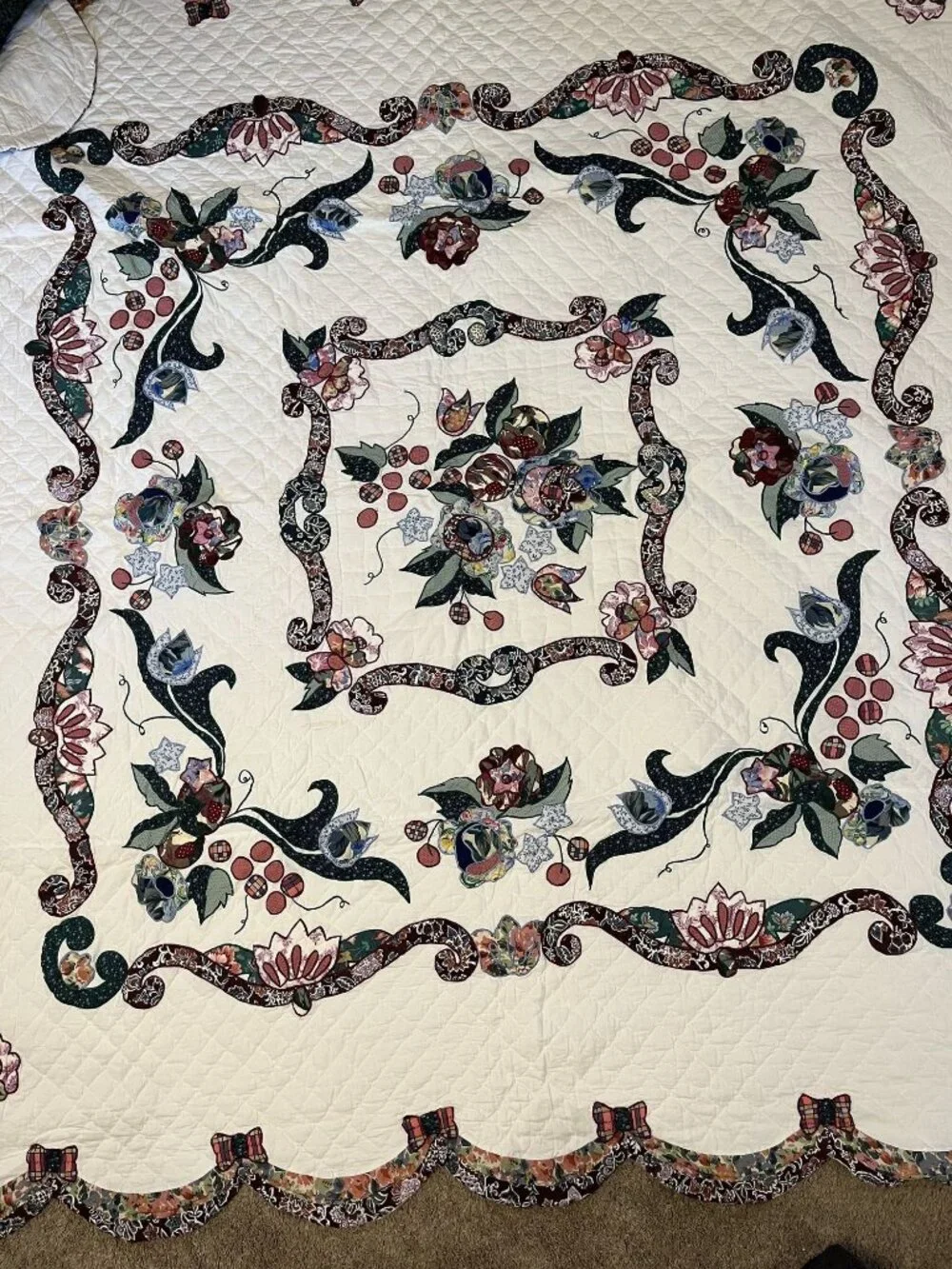 Vintage Floral Appliqué Quilt With Scalloped Edge & Matching Shams Handmade Set